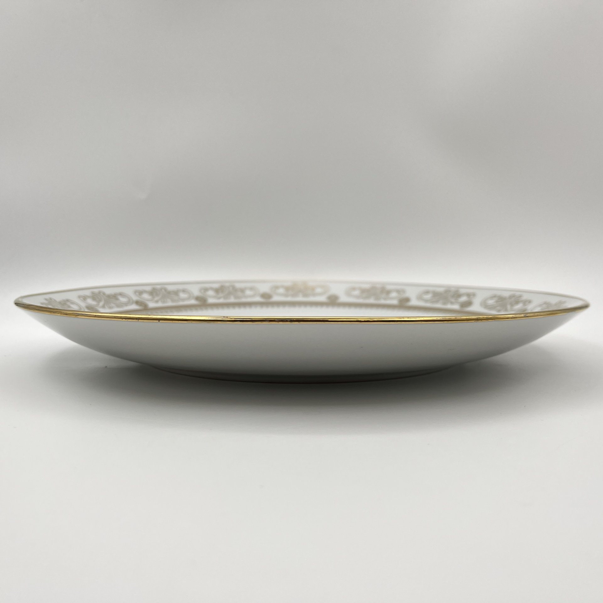 Блюдо сервировочное, украшенное изображением фруктов и ягод, фарфор, деколь, золочение, Kahla, ГДР, 1968-1987 гг.