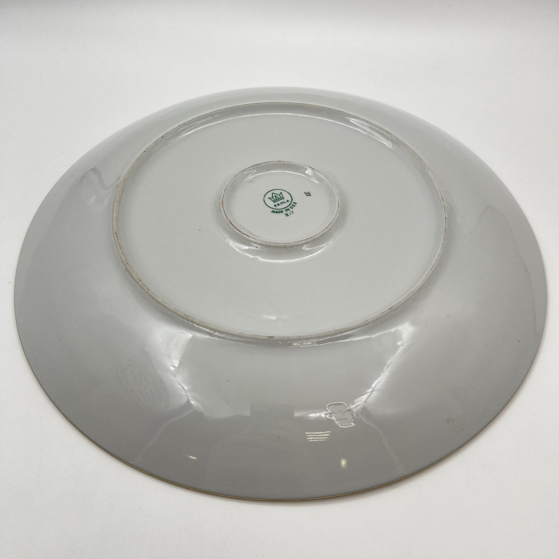 Блюдо сервировочное, украшенное изображением фруктов и ягод, фарфор, деколь, золочение, Kahla, ГДР, 1968-1987 гг.