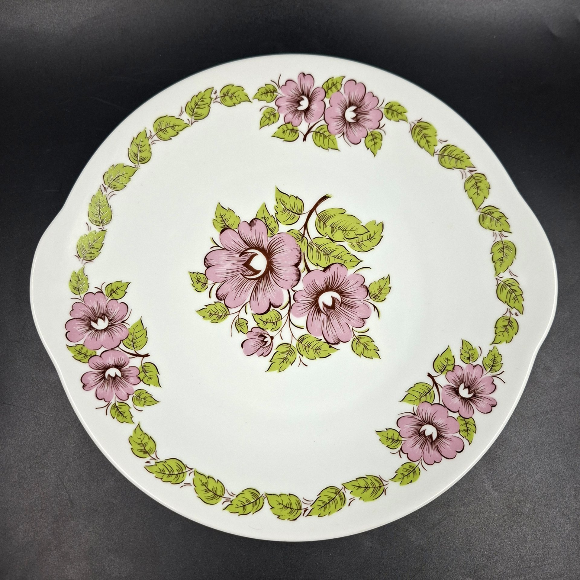 Блюдо круглое с ручками и цветочным декором в розово-зеленой гамме, фарфор, печать, Epiag Royal Czechoslovakia, Чехословакия, 1970-1990 гг.