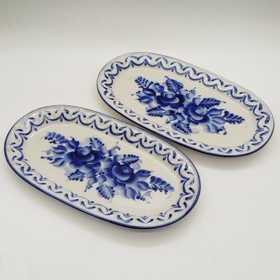 Пара сервировочных блюд, украшенных цветочным декором и рельефным орнаментом по борту, р. Зуева, фарфор, роспись, Гжельский фарфоровый завод, Российская Федерация, 1990-2015 гг.