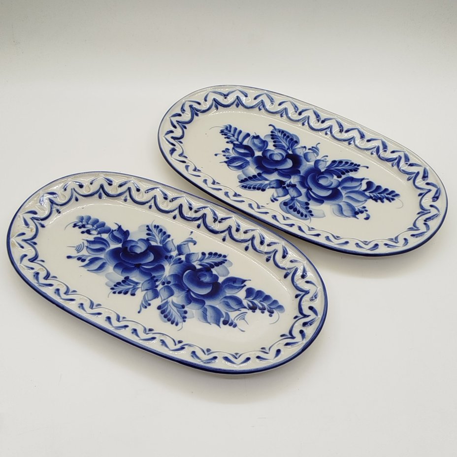 Пара сервировочных блюд, украшенных цветочным декором и рельефным орнаментом по борту, р. Зуева, фарфор, роспись, Гжельский фарфоровый завод, Российская Федерация, 1990-2015 гг.