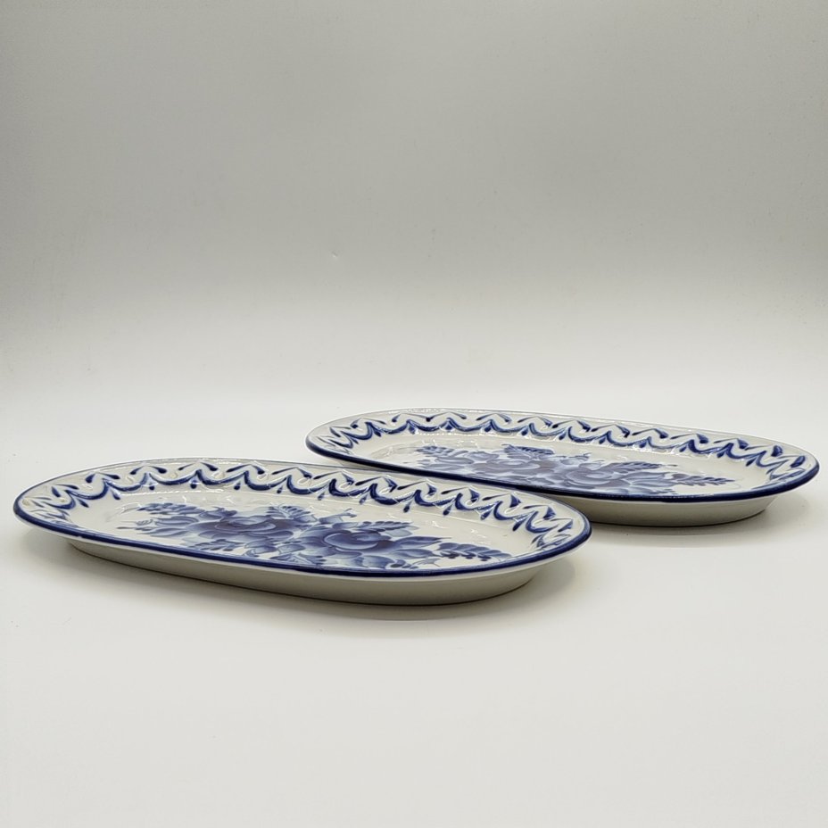 Пара сервировочных блюд, украшенных цветочным декором и рельефным орнаментом по борту, р. Зуева, фарфор, роспись, Гжельский фарфоровый завод, Российская Федерация, 1990-2015 гг.