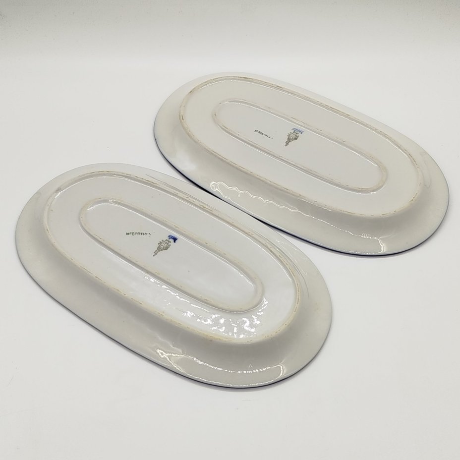 Пара сервировочных блюд, украшенных цветочным декором и рельефным орнаментом по борту, р. Зуева, фарфор, роспись, Гжельский фарфоровый завод, Российская Федерация, 1990-2015 гг.