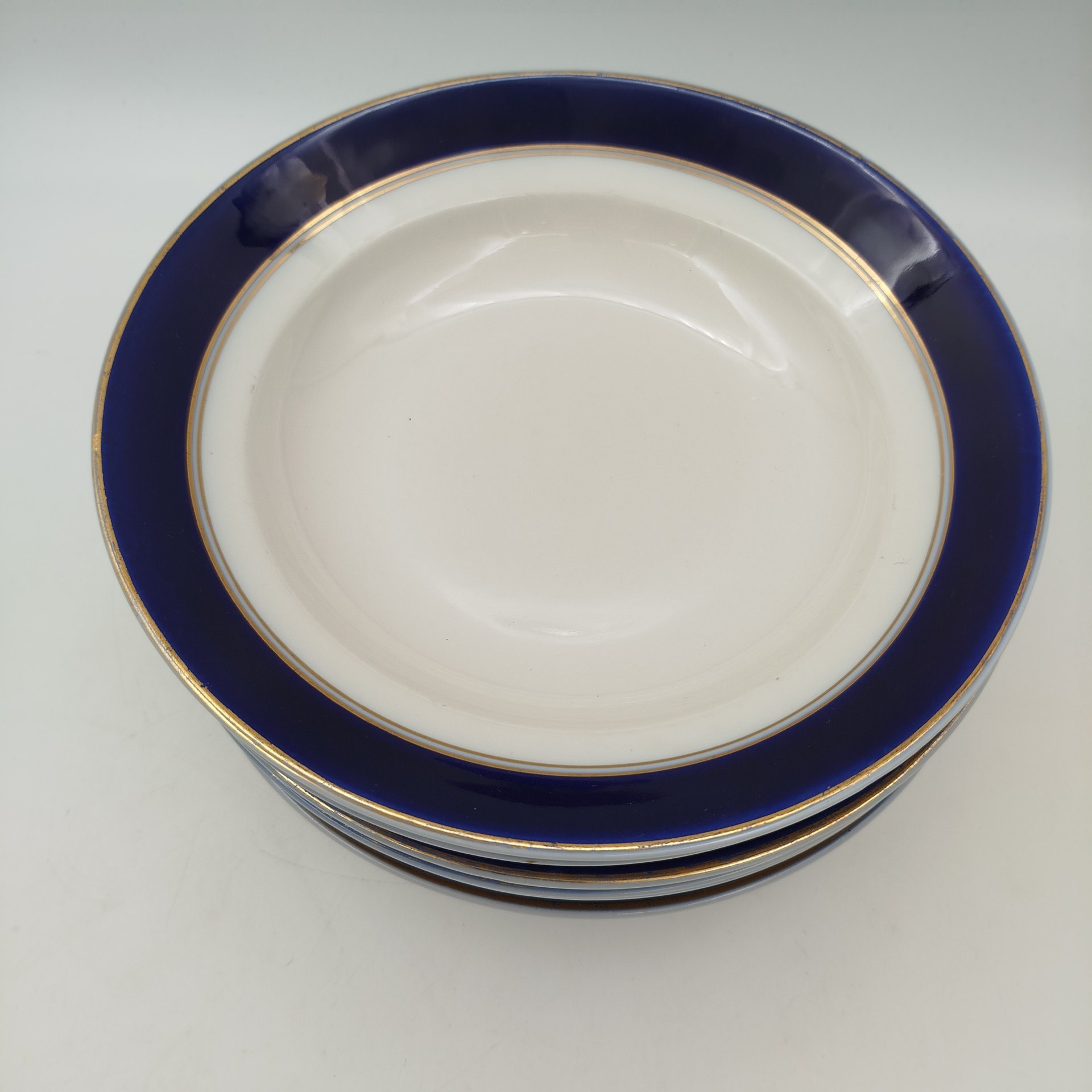 Тарелки суповые на 6 персон с кобальтовым кантом и золотистой обводкой