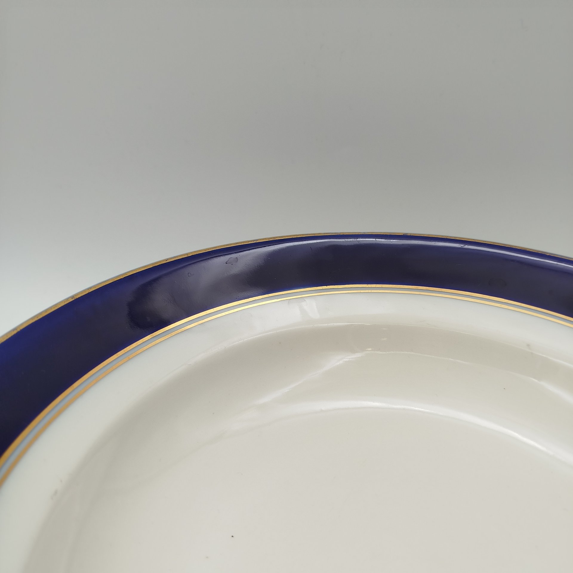 Тарелки суповые на 6 персон с кобальтовым кантом и золотистой обводкой