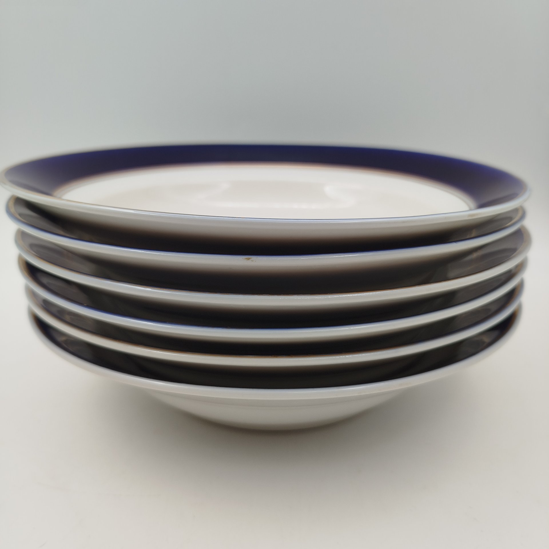 Тарелки суповые на 6 персон с кобальтовым кантом и золотистой обводкой