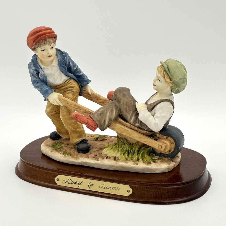 Статуэтка "Играющие дети", на деревянной подставке, Mischief by Leonardo, Leonardo Collection