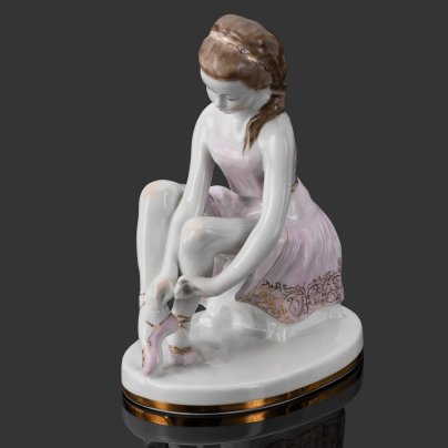 Статуэтка «Юная балерина» (актриса Т.Л. Пилецкая в детстве), скульптор А.Ф. Пахомов, автор росписи Е.Н. Лупанова, фарфор, роспись надглазурная, золочение, Ленинградский фарфоровый завод (ЛФЗ), СССР, 1950-1960 гг.