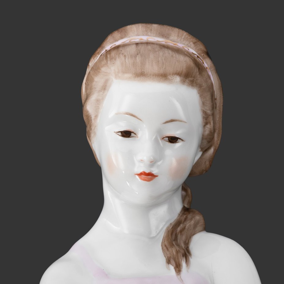 Статуэтка «Юная балерина» (актриса Т.Л. Пилецкая в детстве), скульптор А.Ф. Пахомов, автор росписи Е.Н. Лупанова, фарфор, роспись надглазурная, золочение, Ленинградский фарфоровый завод (ЛФЗ), СССР, 1950-1960 гг.