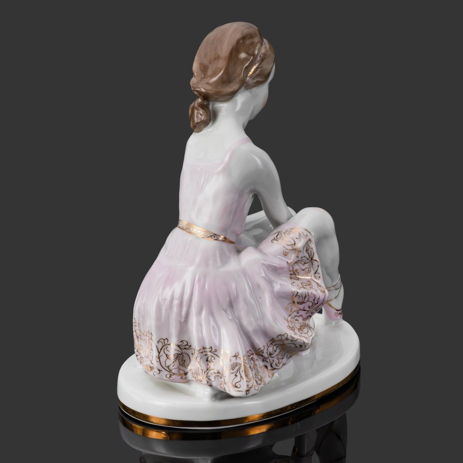 Статуэтка «Юная балерина» (актриса Т.Л. Пилецкая в детстве), скульптор А.Ф. Пахомов, автор росписи Е.Н. Лупанова, фарфор, роспись надглазурная, золочение, Ленинградский фарфоровый завод (ЛФЗ), СССР, 1950-1960 гг.