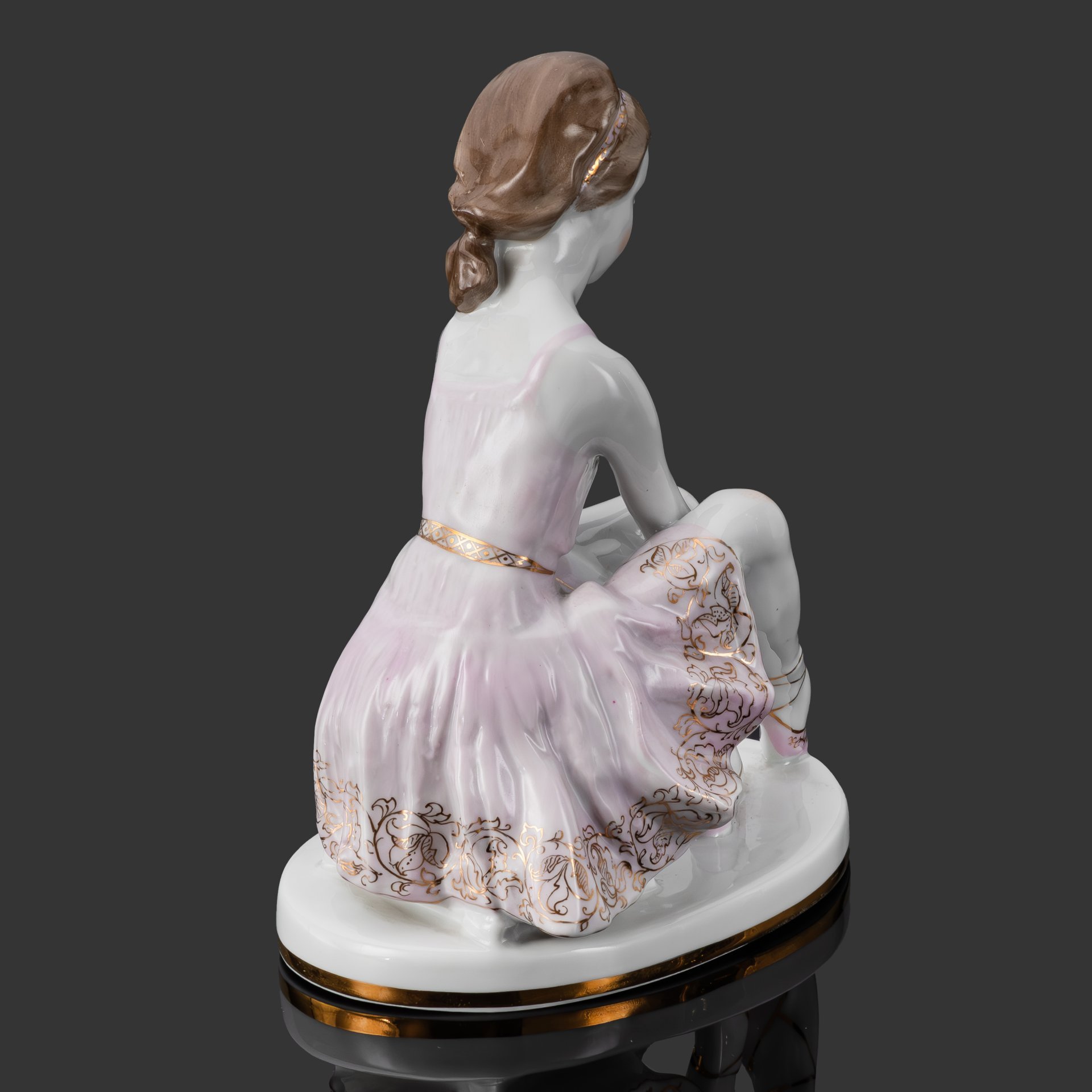 Статуэтка «Юная балерина» (актриса Т.Л. Пилецкая в детстве), скульптор А.Ф. Пахомов, автор росписи Е.Н. Лупанова, Ленинградский фарфоровый завод (ЛФЗ)