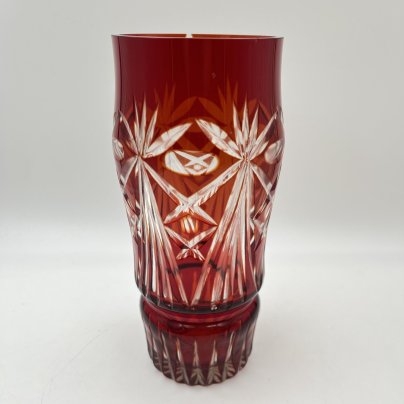 Ваза рубинового оттенка, украшенная геометрическим декором