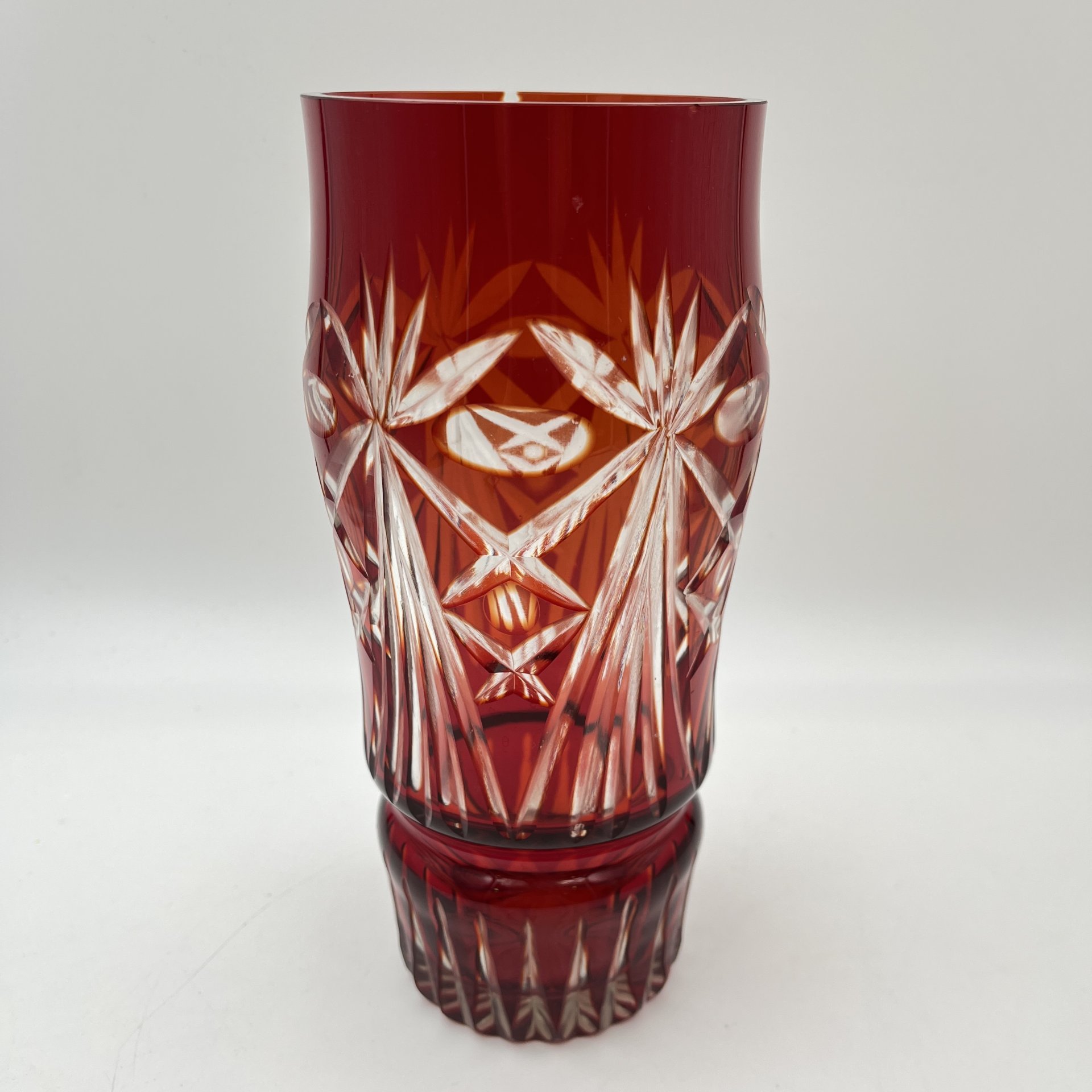 Ваза рубинового оттенка, украшенная геометрическим декором