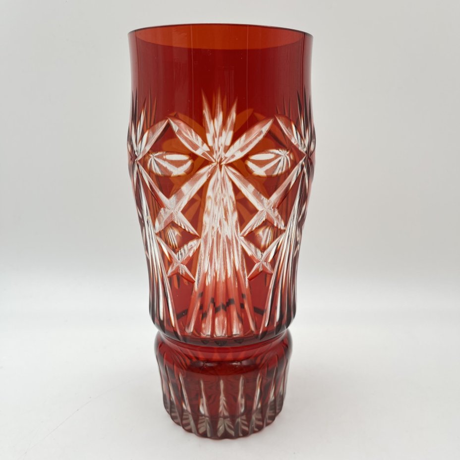 Ваза рубинового оттенка, украшенная геометрическим декором