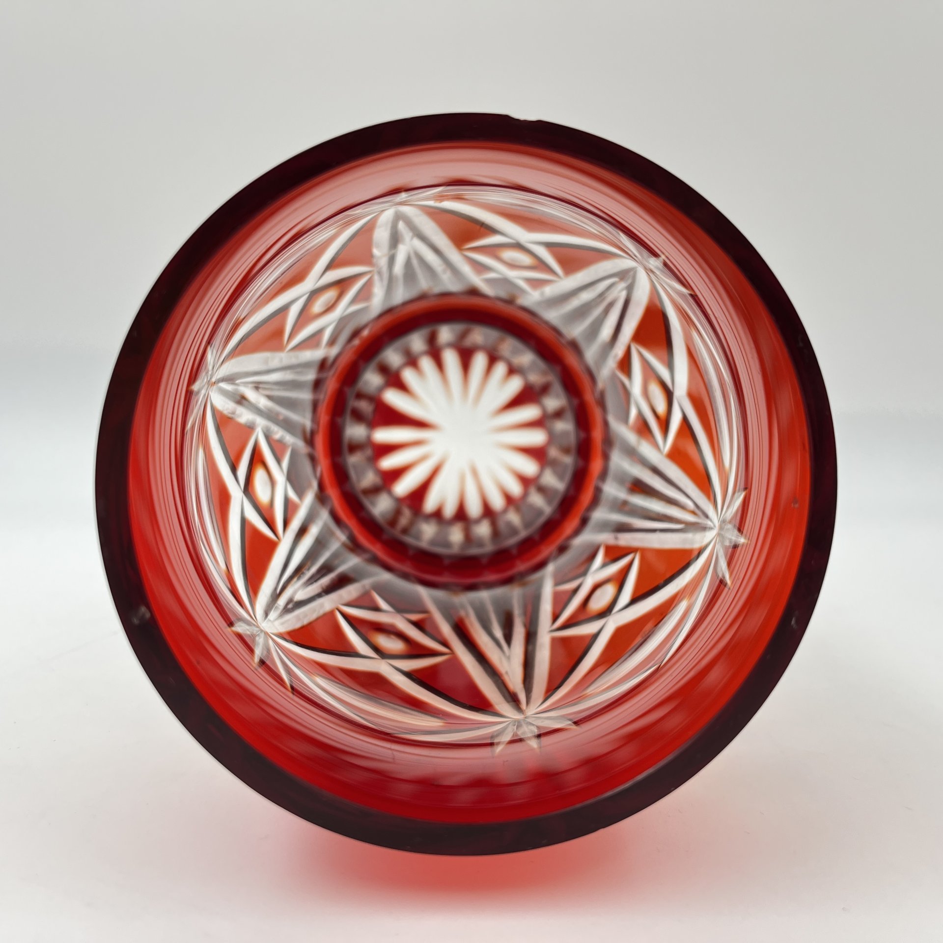 Ваза рубинового оттенка, украшенная геометрическим декором