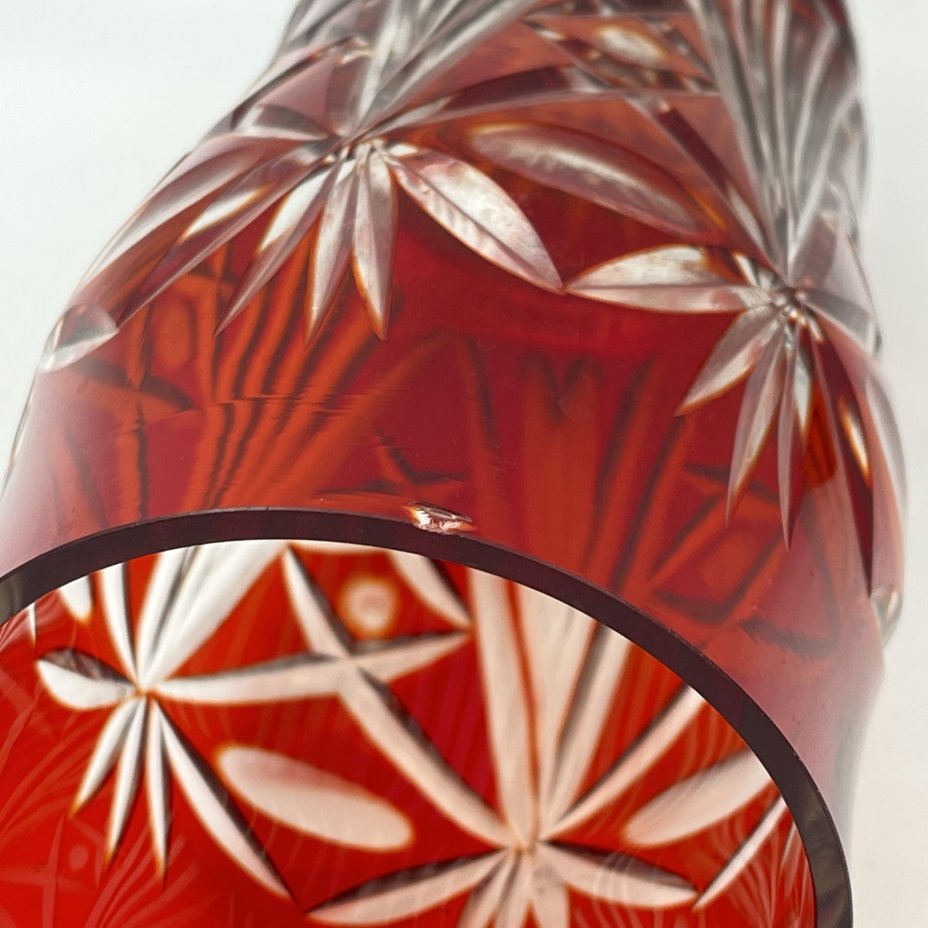 Ваза рубинового оттенка, украшенная геометрическим декором