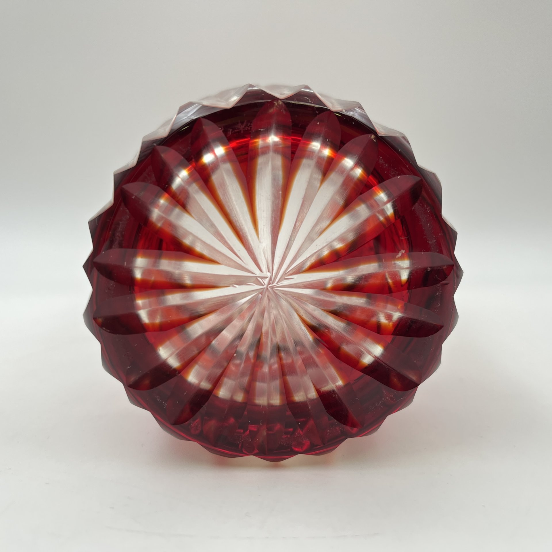 Ваза рубинового оттенка, украшенная геометрическим декором