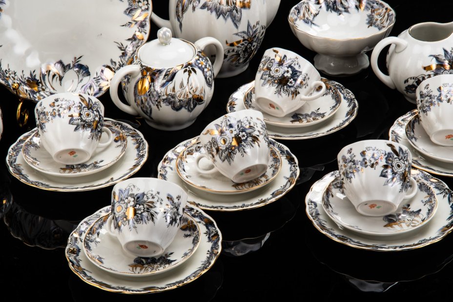Сервиз кофейный "Отражение" на 6 персон (24 предмета), автор формы "Тюльпан" Яковлева С.Е., автор рисунка Косенкова К.Г., фарфор, деколь, подрисовка, золочение, Ленинградский фарфоровый завод (ЛФЗ), Россия, 1989-2001 гг.