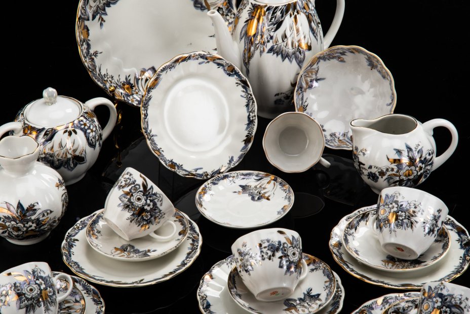 Сервиз кофейный "Отражение" на 6 персон (24 предмета), автор формы "Тюльпан" Яковлева С.Е., автор рисунка Косенкова К.Г., фарфор, деколь, подрисовка, золочение, Ленинградский фарфоровый завод (ЛФЗ), Россия, 1989-2001 гг.