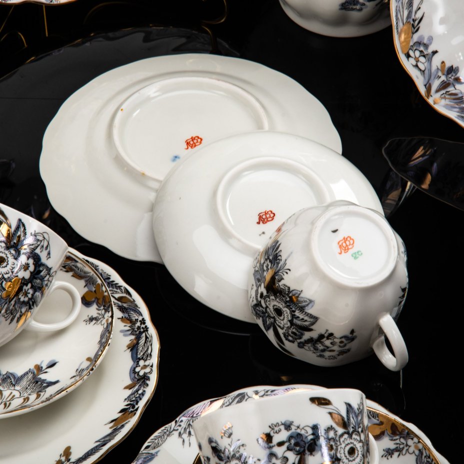 Сервиз кофейный "Отражение" на 6 персон (24 предмета), автор формы "Тюльпан" Яковлева С.Е., автор рисунка Косенкова К.Г., фарфор, деколь, подрисовка, золочение, Ленинградский фарфоровый завод (ЛФЗ), Россия, 1989-2001 гг.