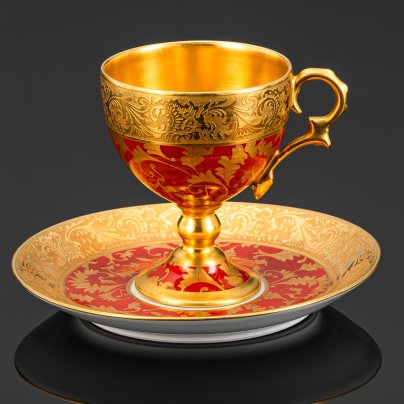 Кофейная пара красного оттенка с флоральным золотистым  узором, фарфор, крытье, золочение, Limoges, Франция, 1920-1930 гг.