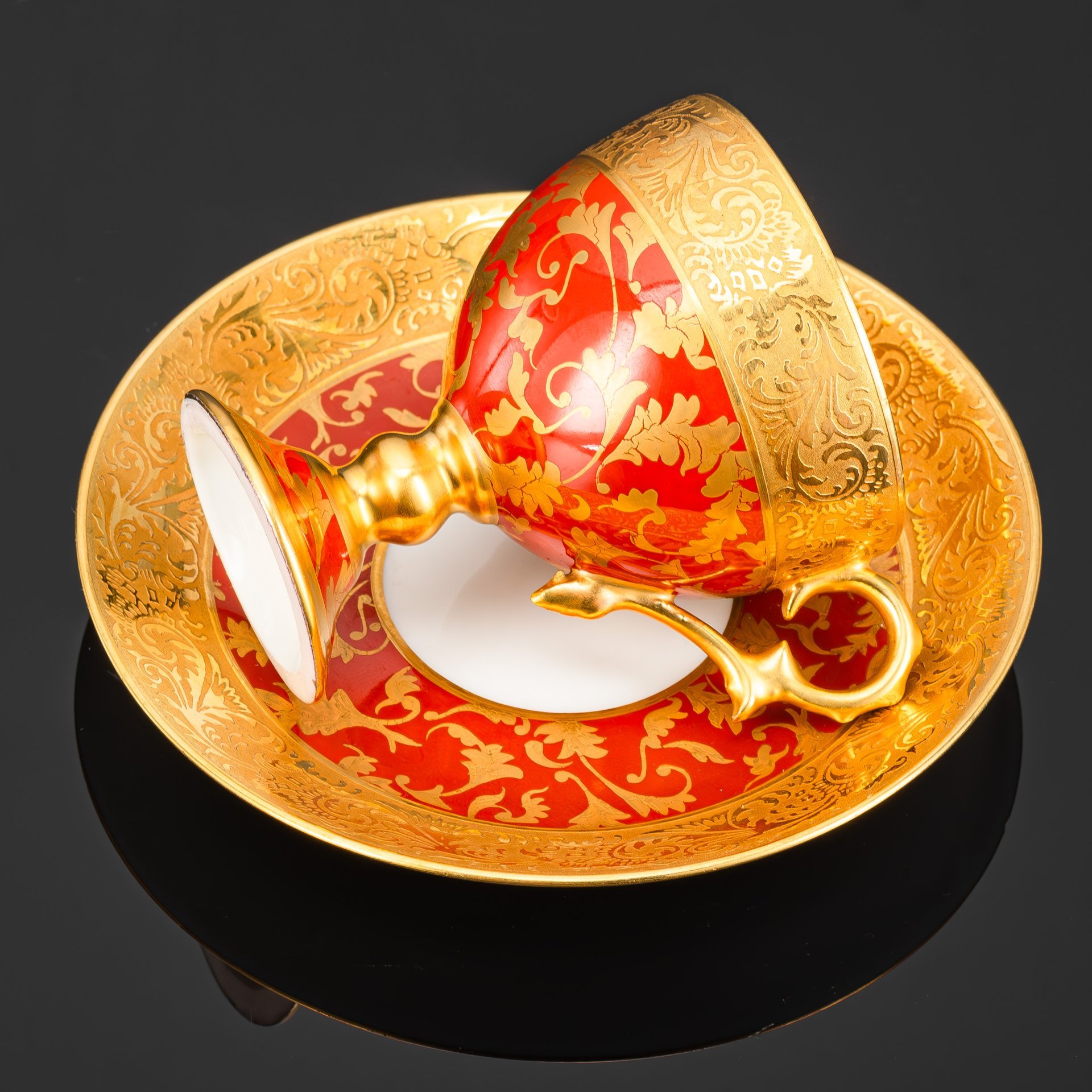 Кофейная пара красного оттенка с флоральным золотистым  узором, фарфор, крытье, золочение, Limoges, Франция, 1920-1930 гг.