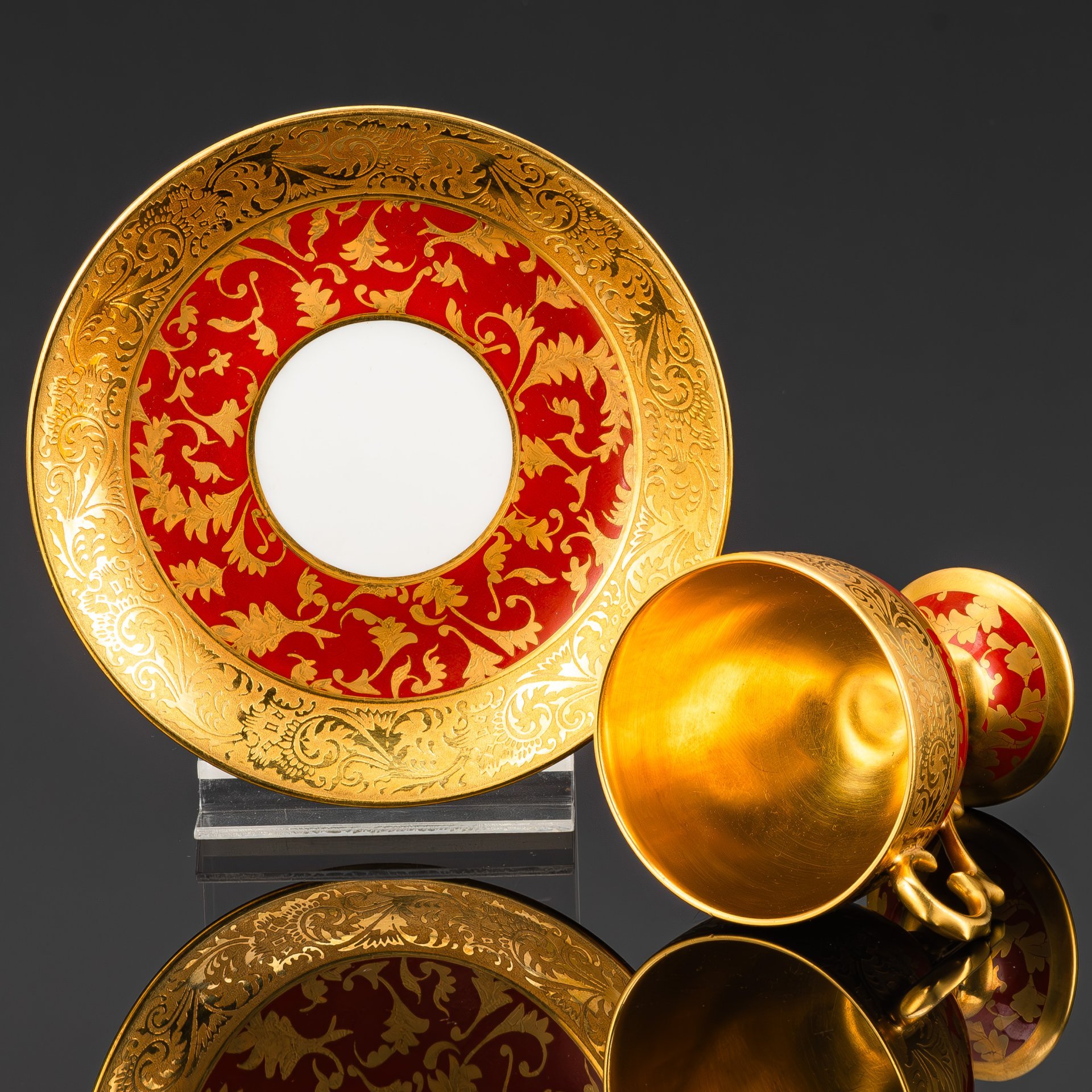 Кофейная пара красного оттенка с флоральным золотистым  узором, фарфор, крытье, золочение, Limoges, Франция, 1920-1930 гг.