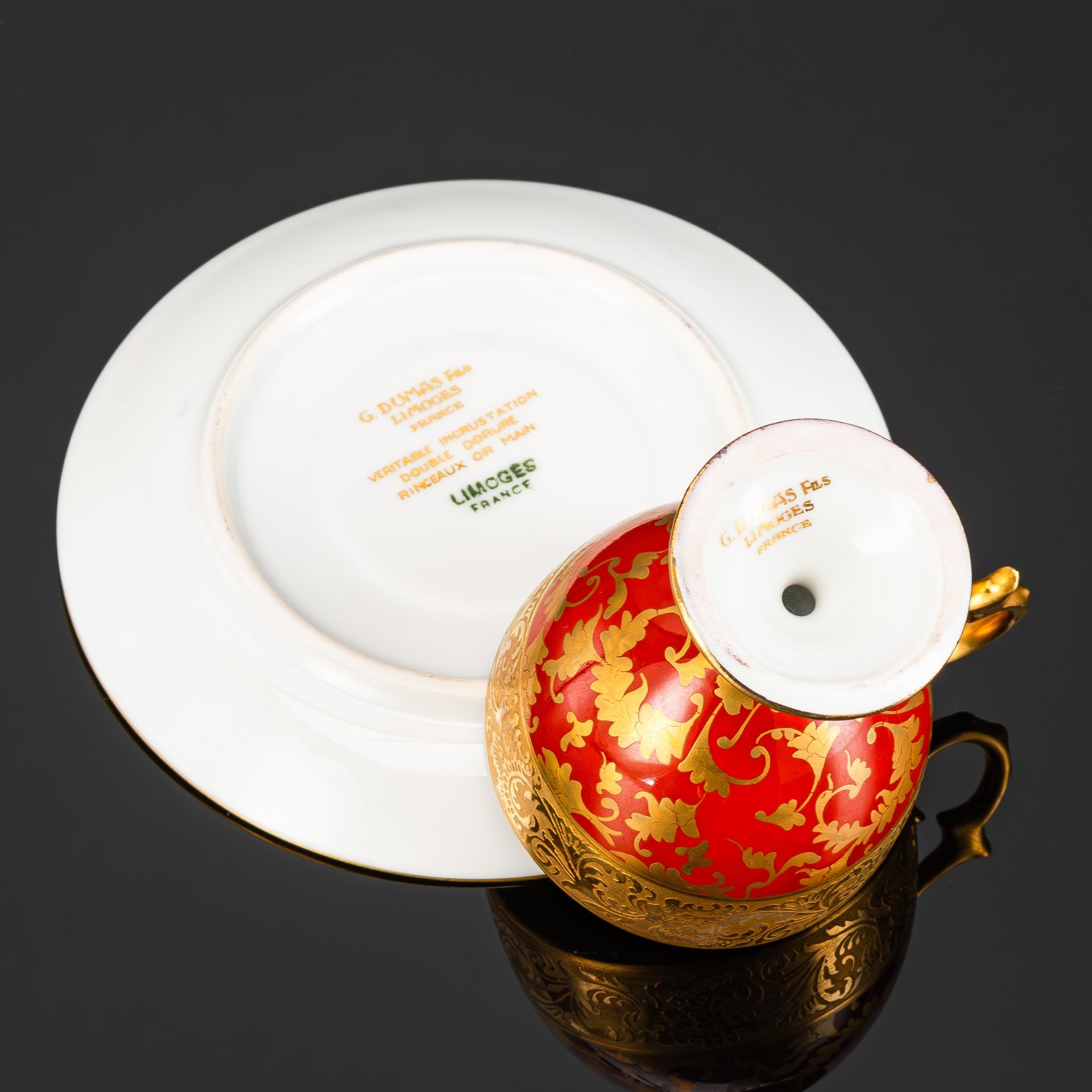 Кофейная пара красного оттенка с флоральным золотистым  узором, фарфор, крытье, золочение, Limoges, Франция, 1920-1930 гг.