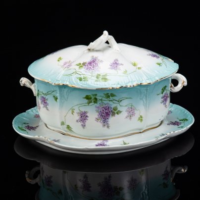 Супница с подставкой (подтарельником), в форме раковины, декорированная цветущей сиренью, фарфор, деколь с прорисовкой, золочение, Товарищество М.С. Кузнецова в Вербилках (г. Дмитров), Российская империя, 1891-1917 гг.