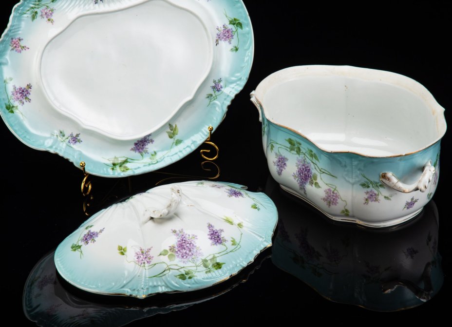 Супница с подставкой (подтарельником), в форме раковины, декорированная цветущей сиренью, фарфор, деколь с прорисовкой, золочение, Товарищество М.С. Кузнецова в Вербилках (г. Дмитров), Российская империя, 1891-1917 гг.