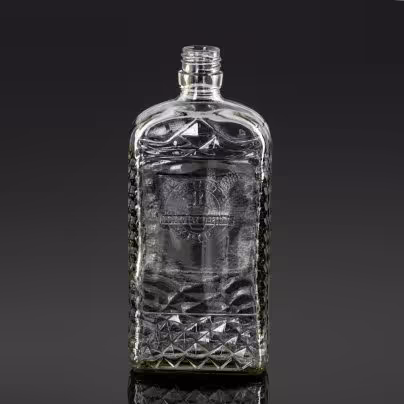 Бутылка с рифлёным туловом и маркировкой "МППТ ГОЛОВСПИРТ УРСР"