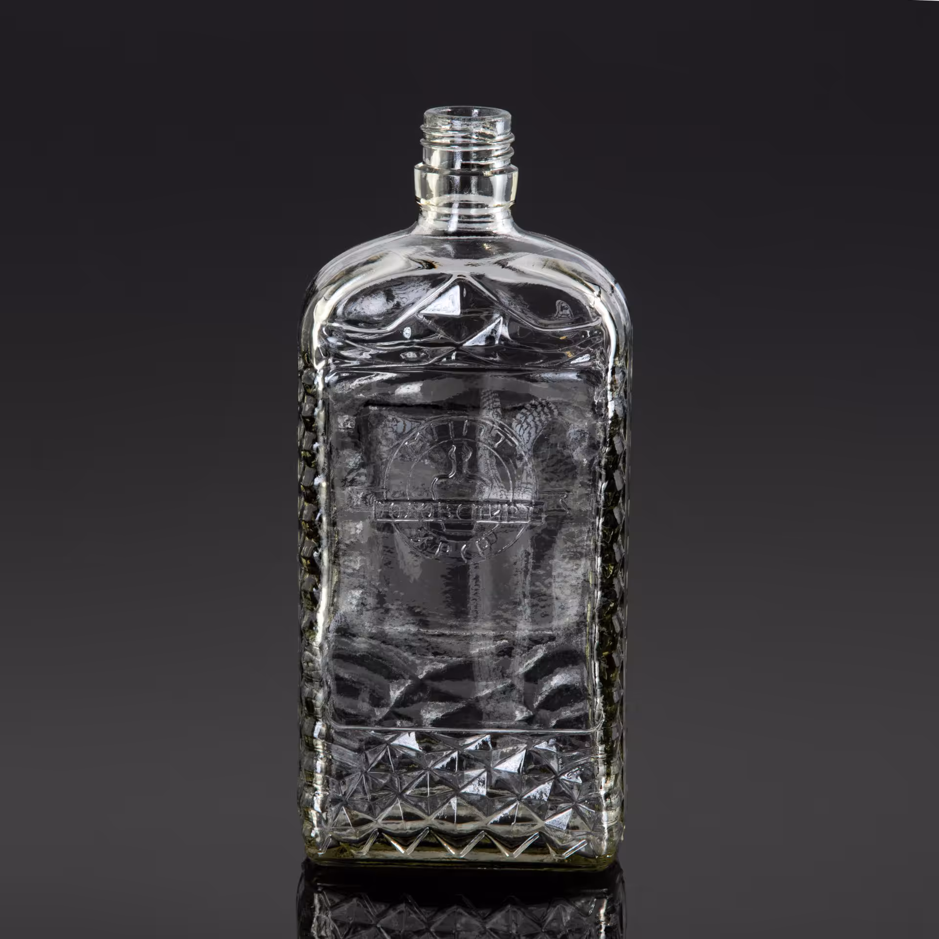 Бутылка с рифлёным туловом и маркировкой "МППТ ГОЛОВСПИРТ УРСР"
