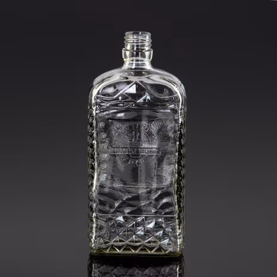 Бутылка с рифлёным туловом и маркировкой "МППТ ГОЛОВСПИРТ УРСР"