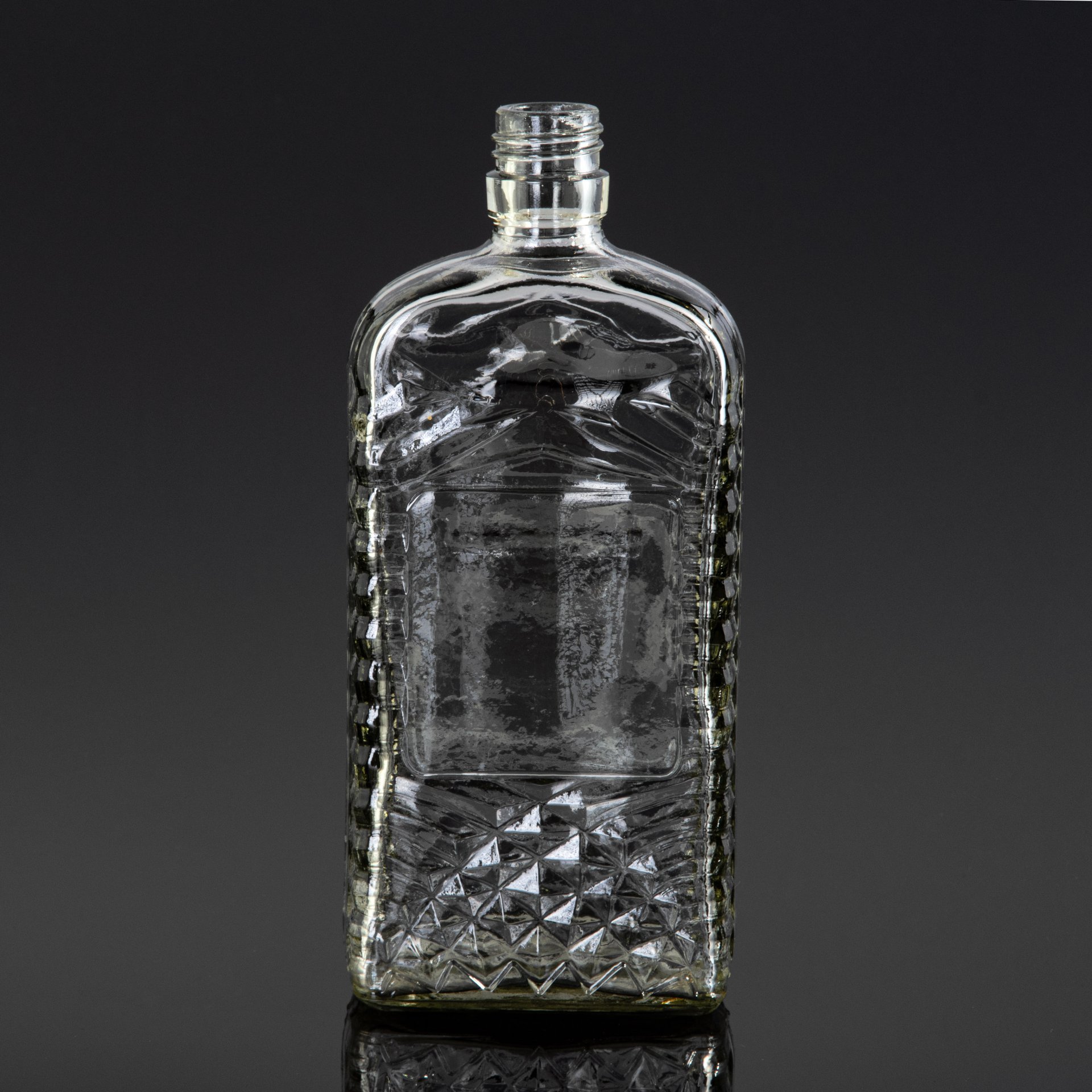 Бутылка с рифлёным туловом и маркировкой "МППТ ГОЛОВСПИРТ УРСР"