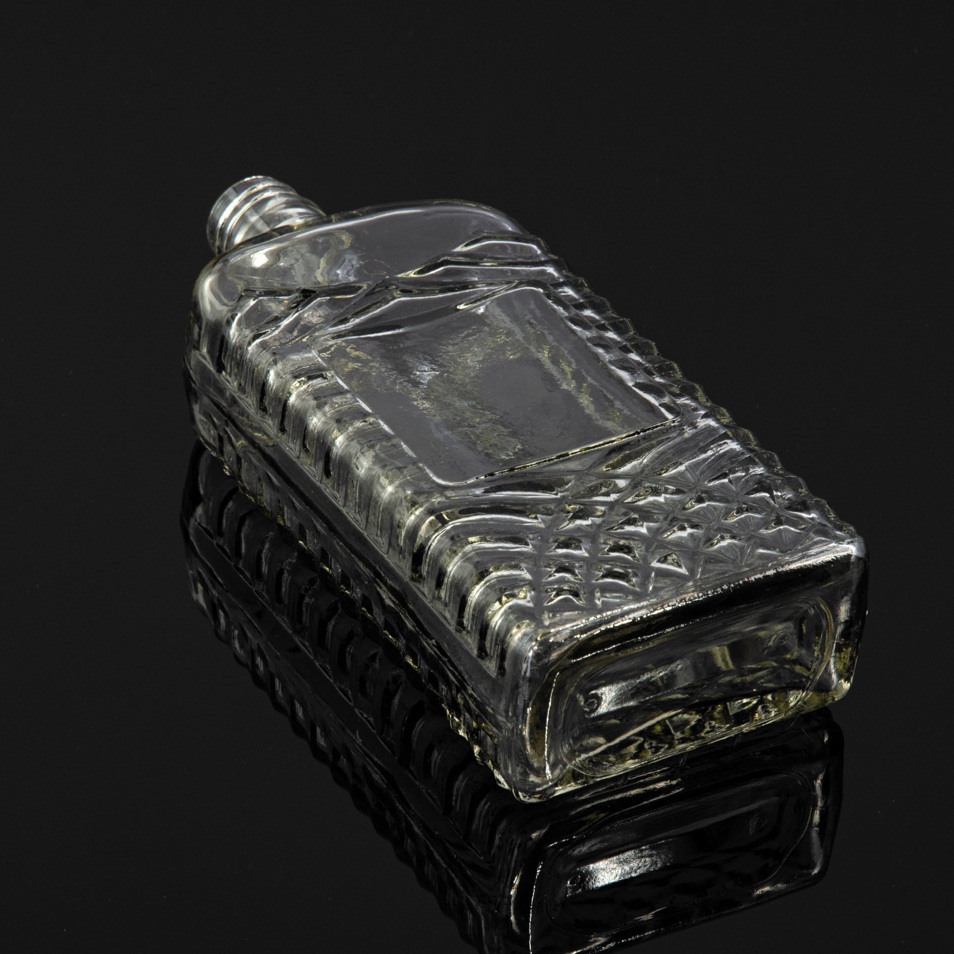 Бутылка с рифлёным туловом и маркировкой "МППТ ГОЛОВСПИРТ УРСР"