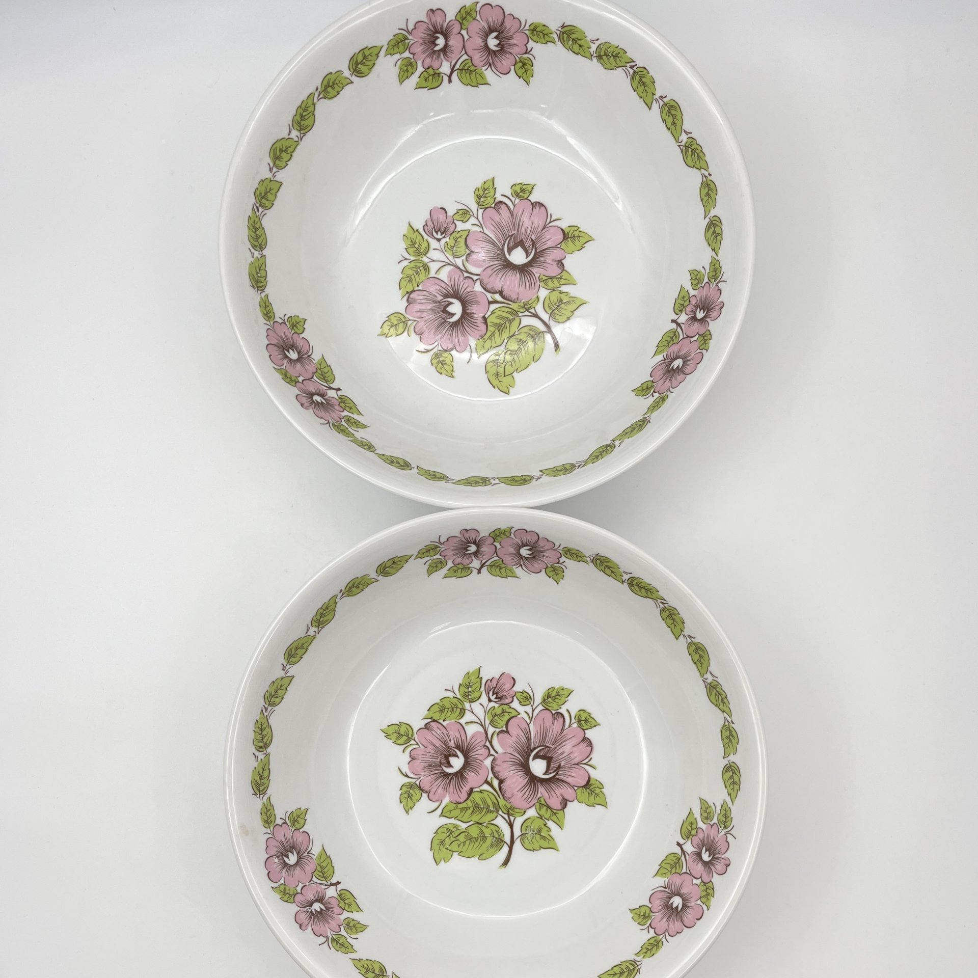 Пара салатников с цветочным декором в розово-зеленой гамме