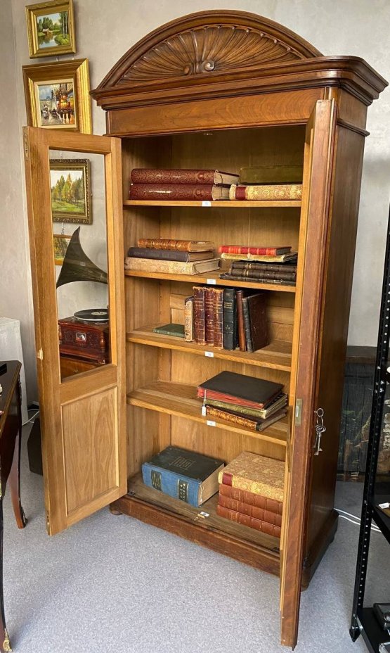 Шкаф книжный, дуб, стекло, резьба, тонировка