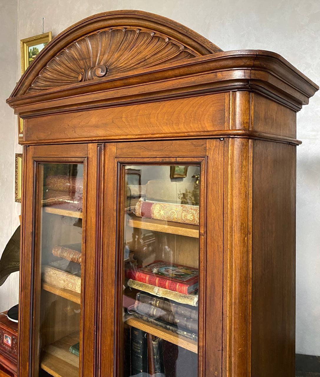 Шкаф книжный, дуб, стекло, резьба, тонировка