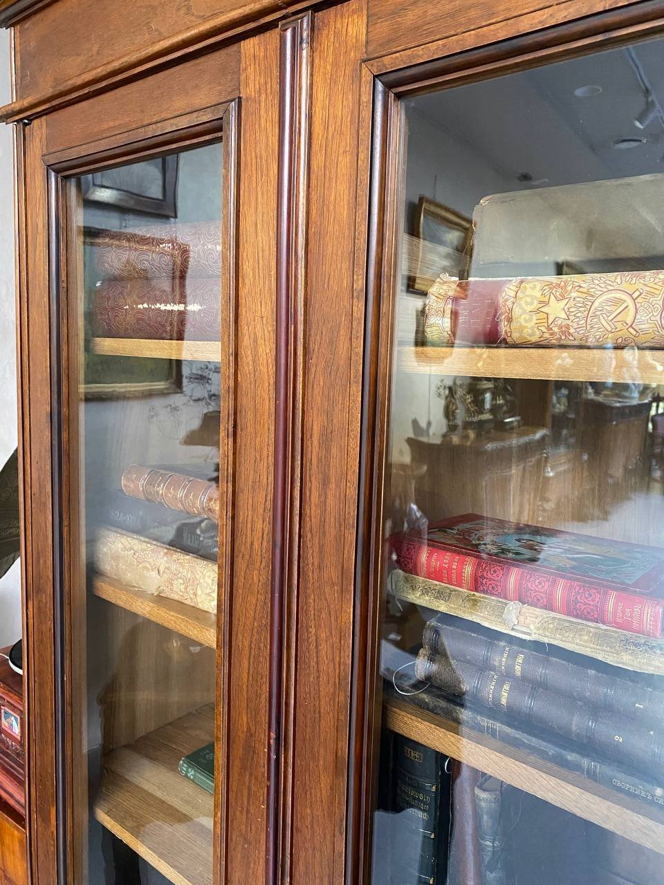 Шкаф книжный, дуб, стекло, резьба, тонировка