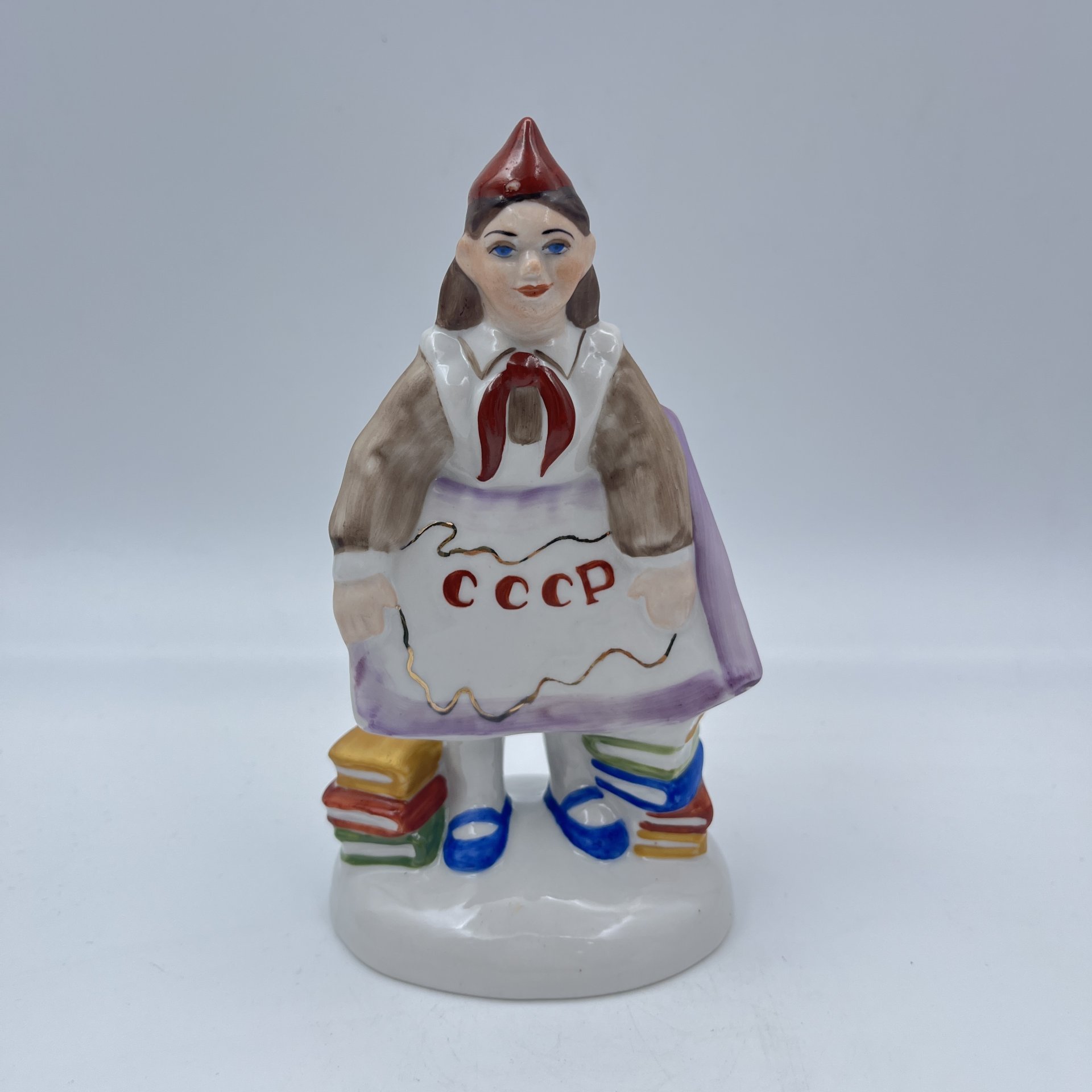 Статуэтка "Пионерка с плакатом СССР", фарфор, роспись, Коростенский фарфоровый завод (КФЗ), Украина, 1980-2000 гг.