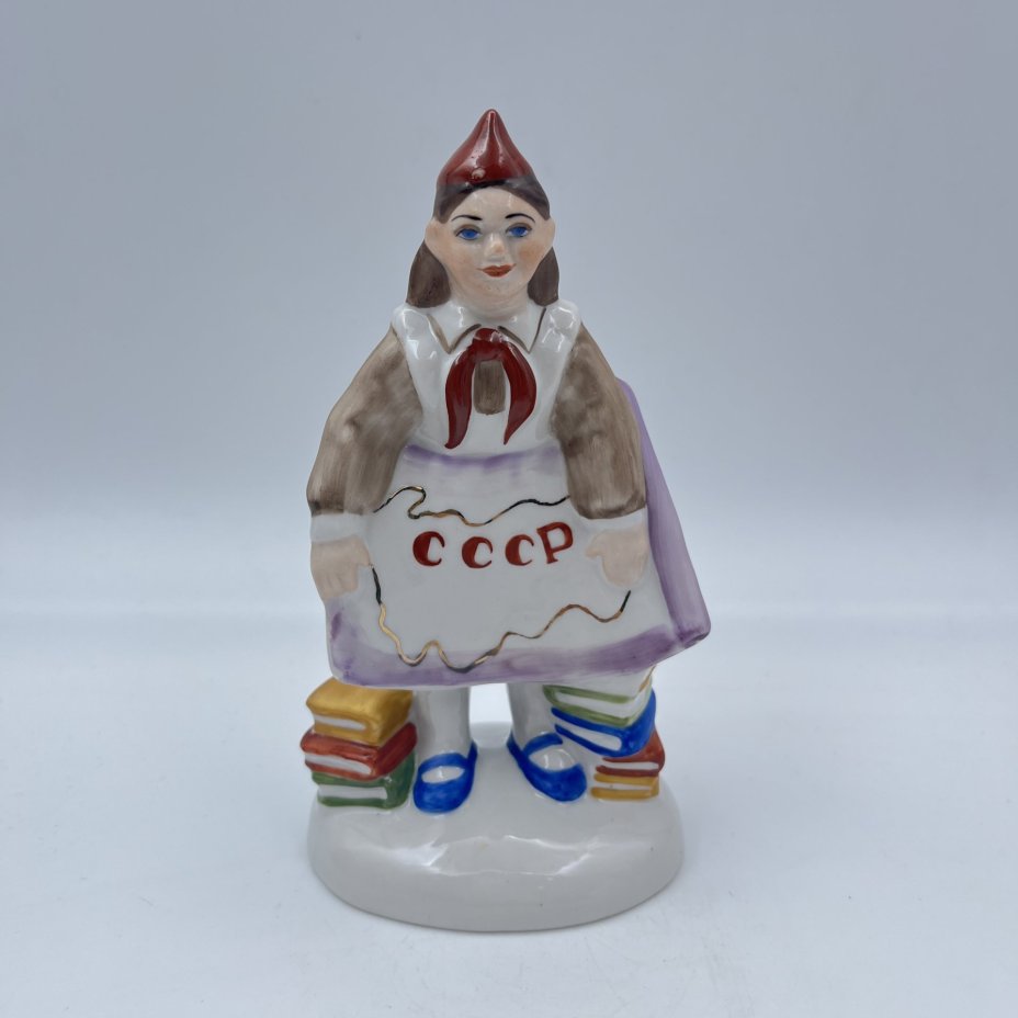 Статуэтка "Пионерка с плакатом СССР", фарфор, роспись, Коростенский фарфоровый завод (КФЗ), Украина, 1980-2000 гг.