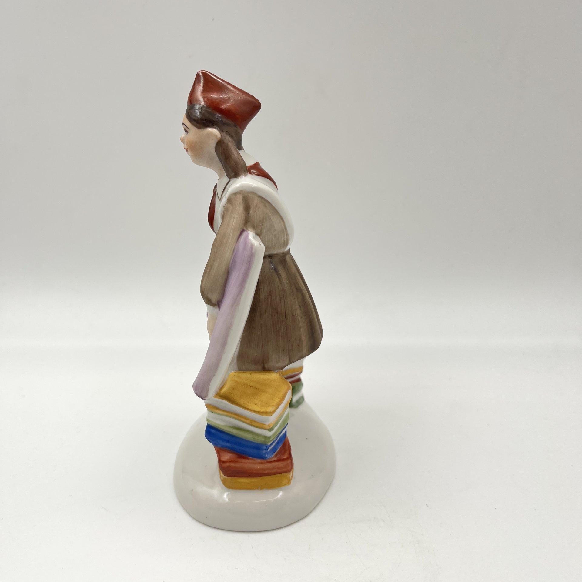 Статуэтка "Пионерка с плакатом СССР", фарфор, роспись, Коростенский фарфоровый завод (КФЗ), Украина, 1980-2000 гг.