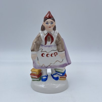Статуэтка "Пионерка с плакатом СССР", фарфор, роспись, Коростенский фарфоровый завод (КФЗ), Украина, 1980-2000 гг., Коростенский фарфоровый завод (КФЗ)