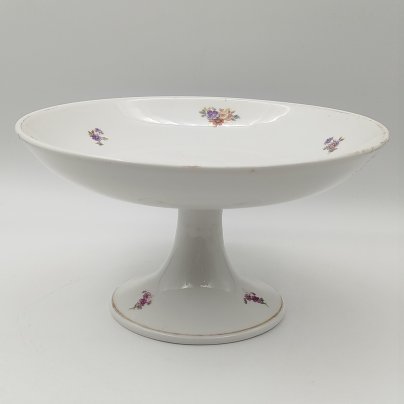 Фруктовница на высокой ножке, украшенная мелкими цветами