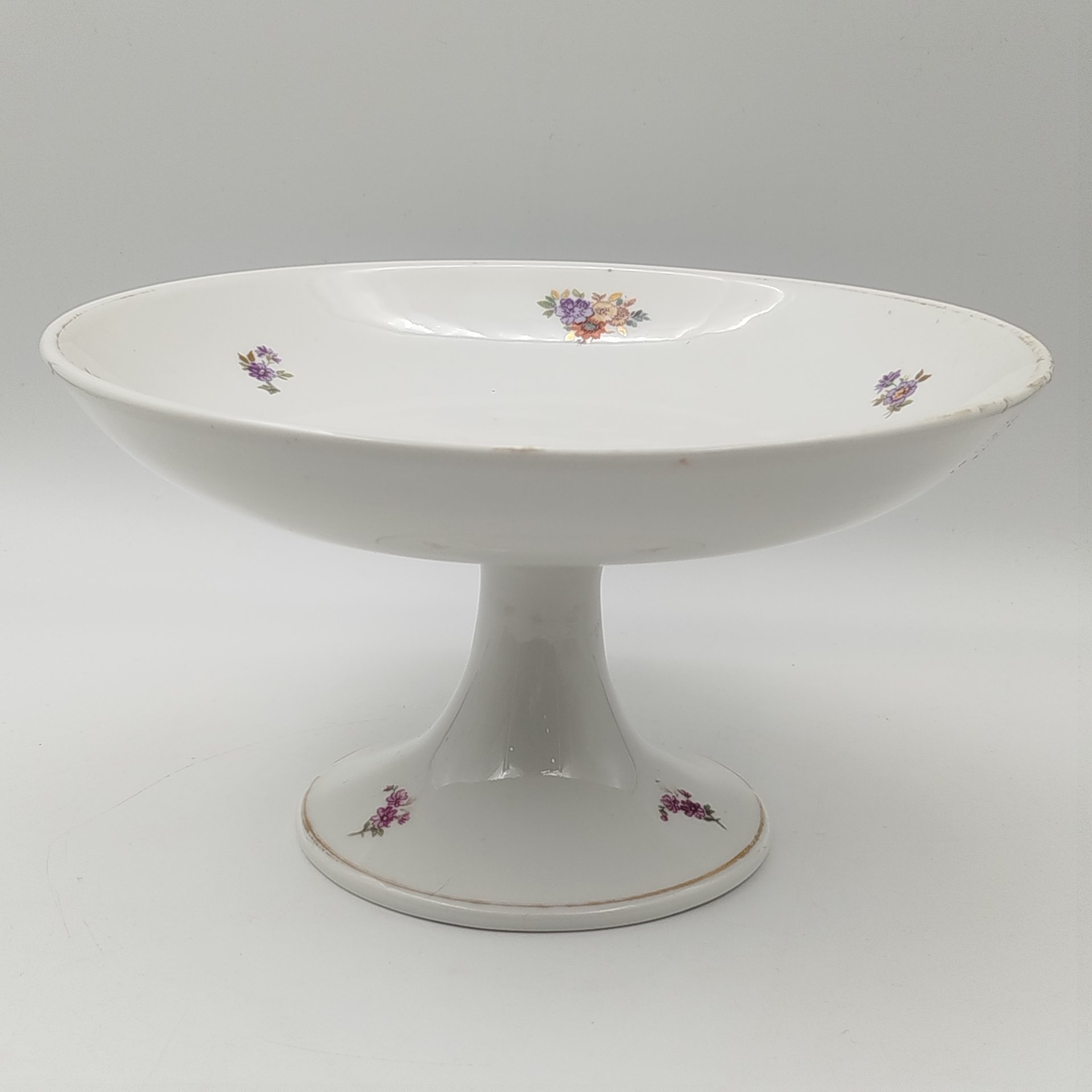 Фруктовница на высокой ножке, украшенная мелкими цветами