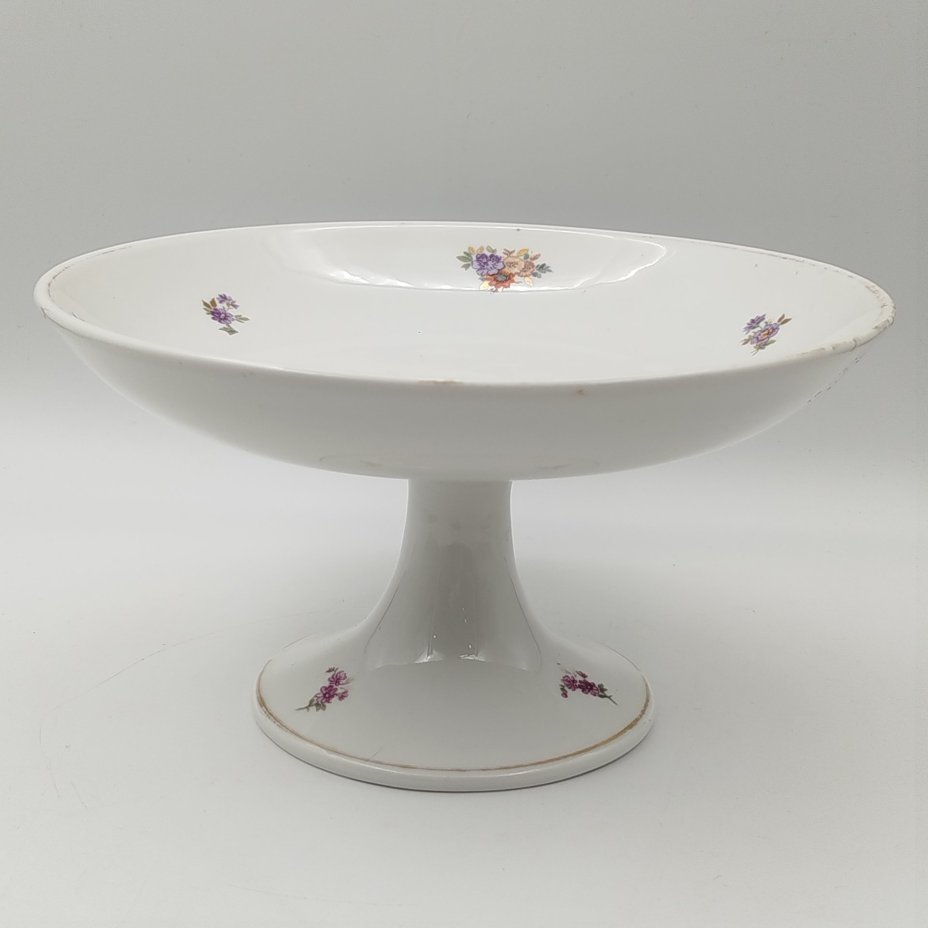 Фруктовница на высокой ножке, украшенная мелкими цветами