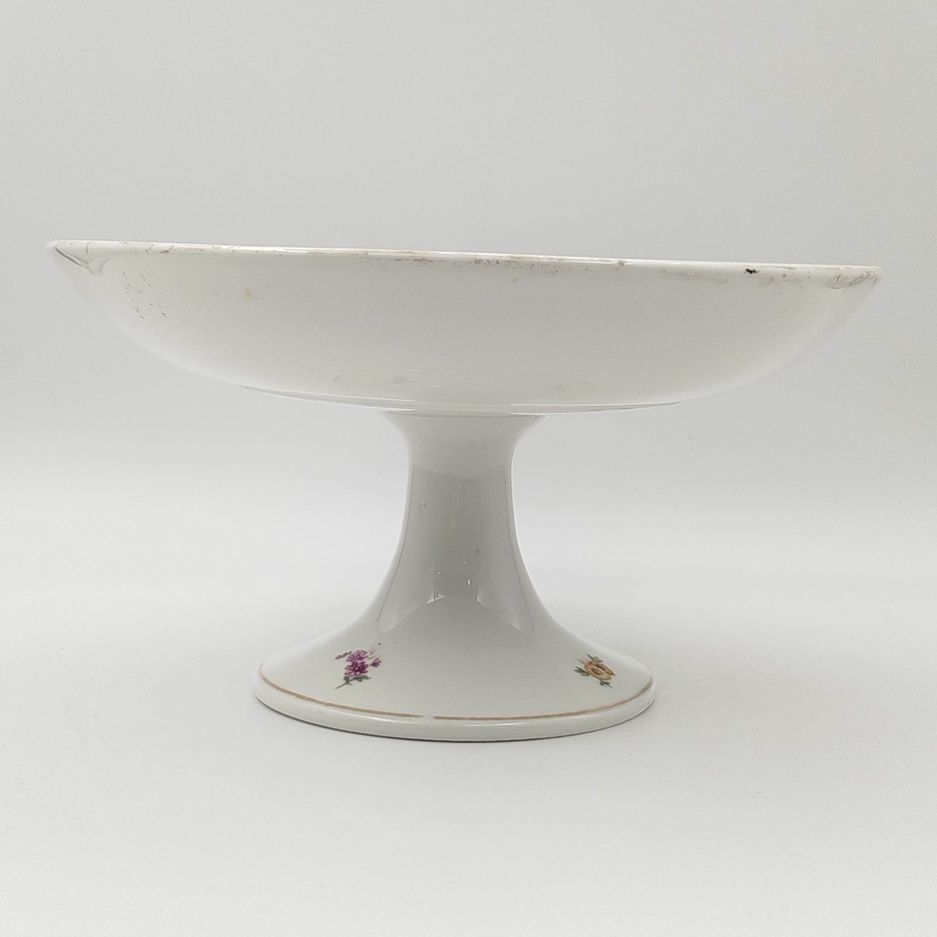 Фруктовница на высокой ножке, украшенная мелкими цветами