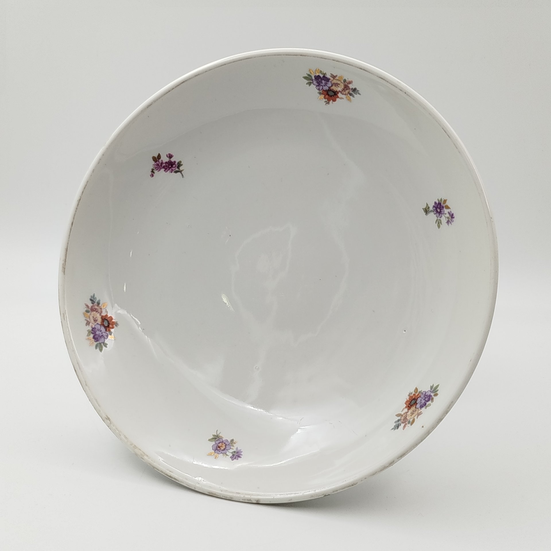 Фруктовница на высокой ножке, украшенная мелкими цветами