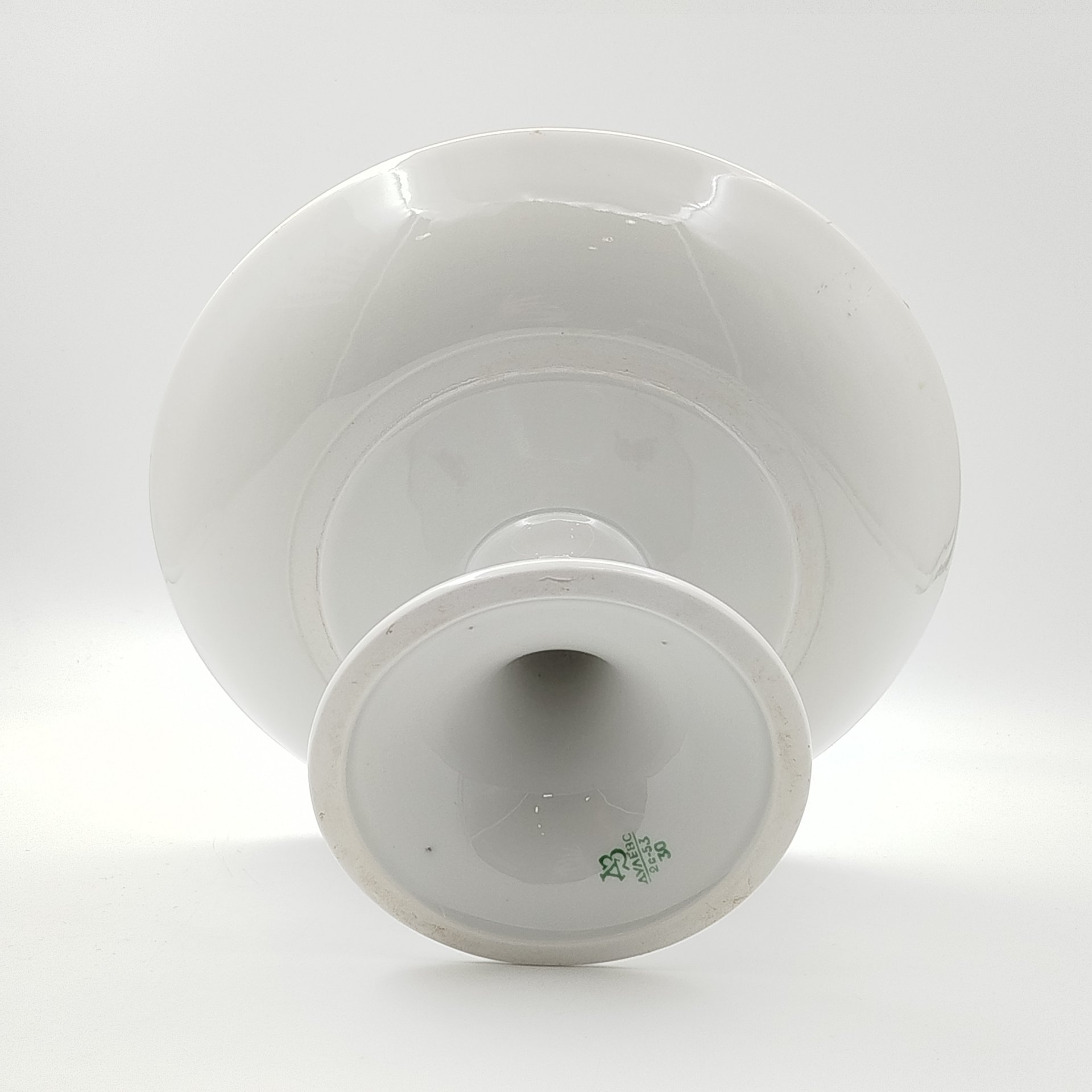 Фруктовница на высокой ножке, украшенная мелкими цветами