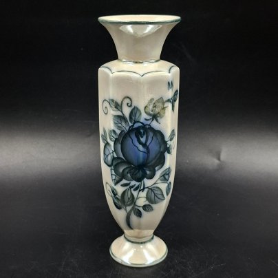 Вазочка с изображением розы на тулове, фарфор, роспись, люстр, Россия, 1980-2000 гг.